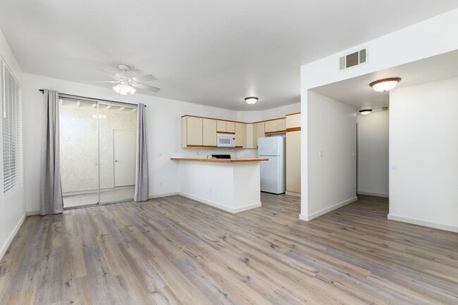 Building Photo - Camelot Community Downstairs 2 Bedroom Con...