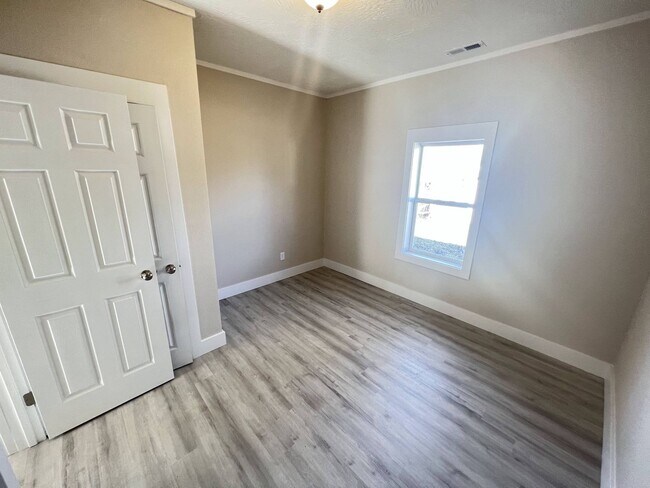 Building Photo - 3 Bed 1 Bath Springfield, MO