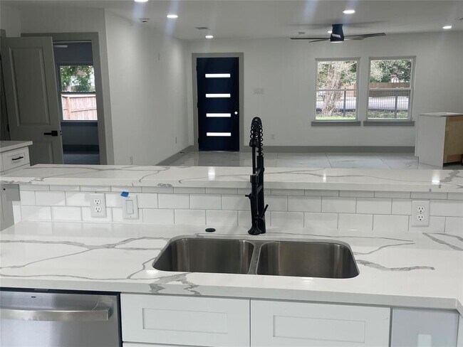 Building Photo - 7005 Kopman Dr