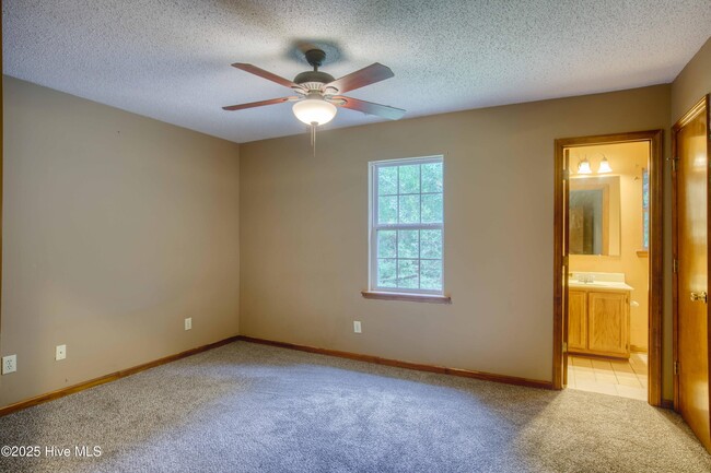 Building Photo - 303 Sedgefield Ct