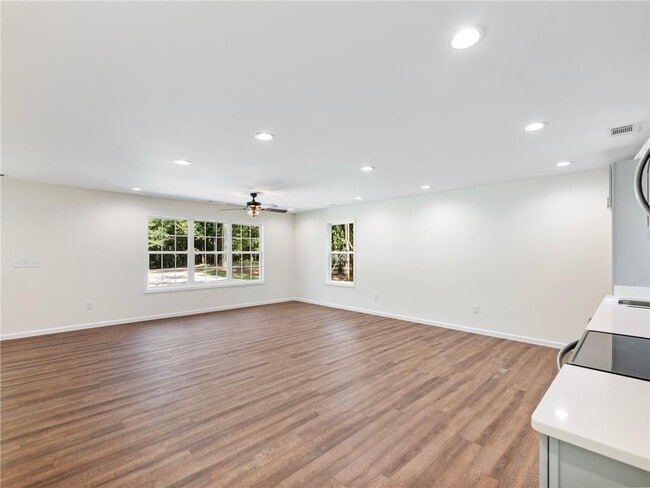 Building Photo - 8079 Beachwood Dr