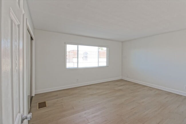 Building Photo - Recently Updated, Top-Floor 2BR2BA Condo in Apple Tree Community w/ Pool, Overlooking Greenbelt/H...