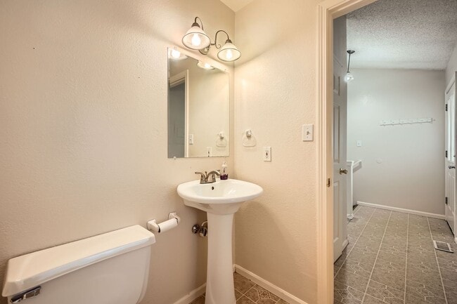 Building Photo - 2 Bedroom, 1 1/2 Half Bath, End Unit Townhome!