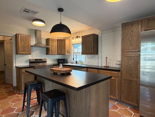 Building Photo - 3 Bedroom 2 Bath House for Lease!!