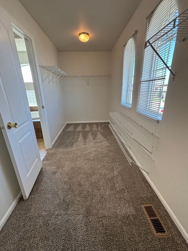 Building Photo - 5 Bed, 3.5 Bath with A/C, Available Now! -...