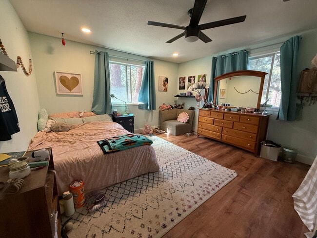 Building Photo - Spacious 4 Bed/3 Single Family Home in SW Bend - Large Backyard