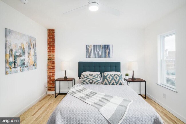 Building Photo - 320 Iona Ave