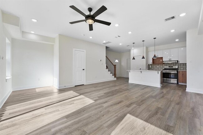 Building Photo - 855 S Victory Dr