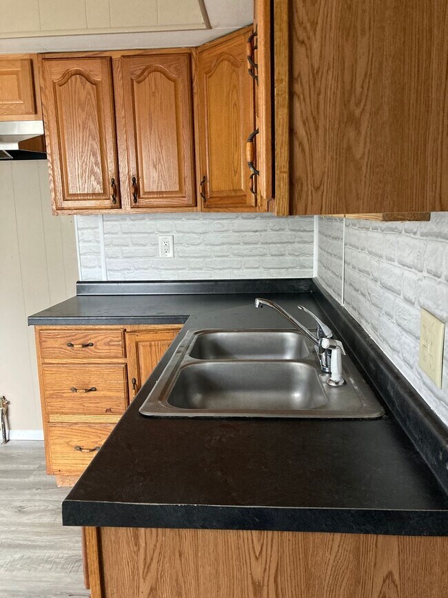 Building Photo - Newly remodeled 3 bedroom