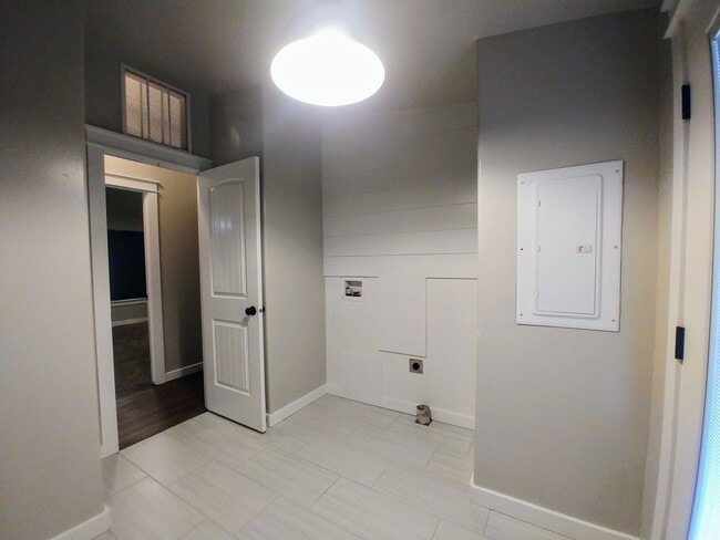 Building Photo - 3 Bedroom, 2 Bathroom Updated Home in Home...