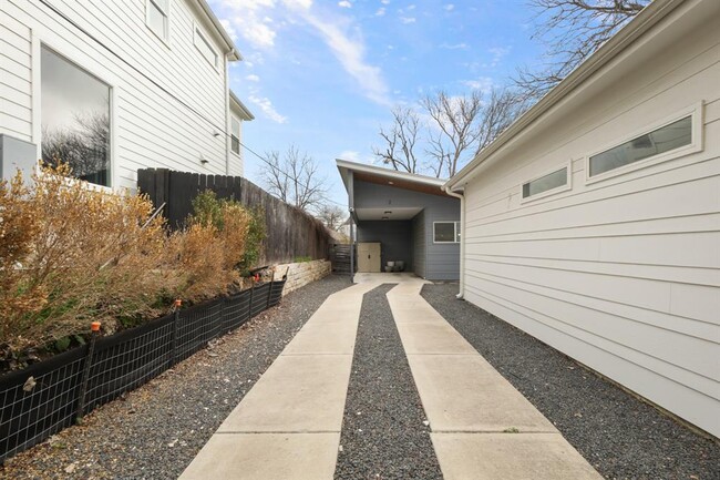 Building Photo - 1703 Perez St