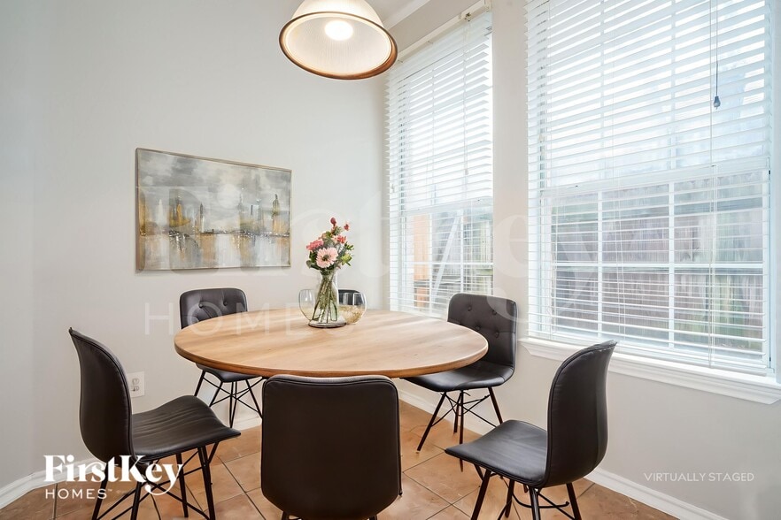 Building Photo - 1150 Lombard Ln