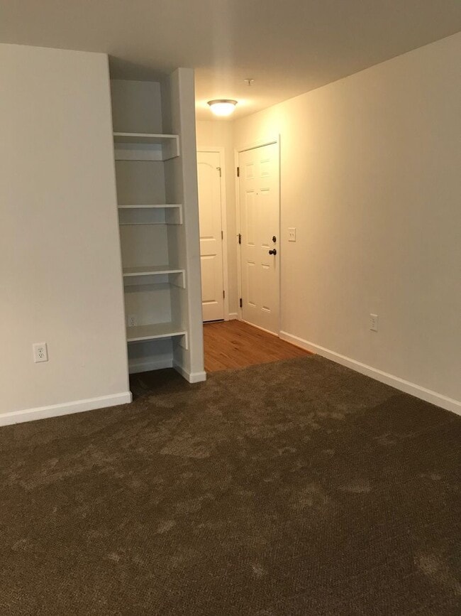 Building Photo - Bright & Inviting 2-Bedroom Condo in Prime...