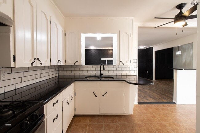 Building Photo - 674 Bell Rd S