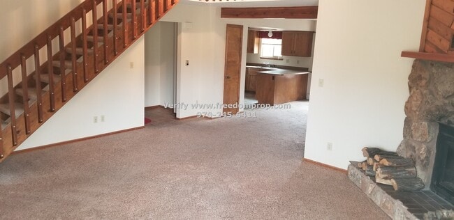 Building Photo - Lots of space in this 3 Bedroom 2.5 Bath Ridges Duplex