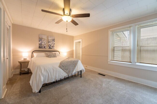 Building Photo - 703 W 2nd Ave