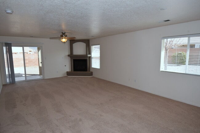 Building Photo - Amazing 3 Bedroom Home Near KAFB!