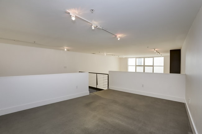 Building Photo - Luxurious Live/Work Loft in great DogPatch...