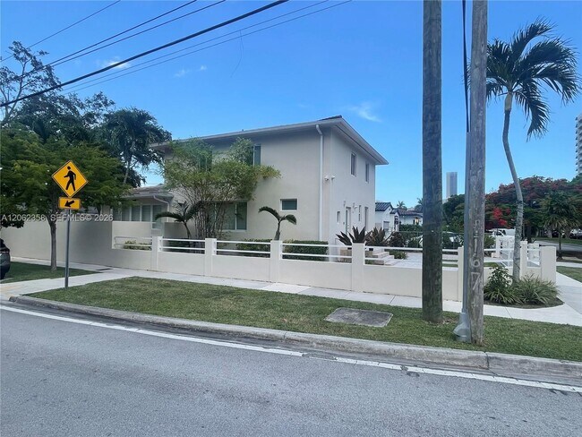 Building Photo - 383 SW 25th Rd