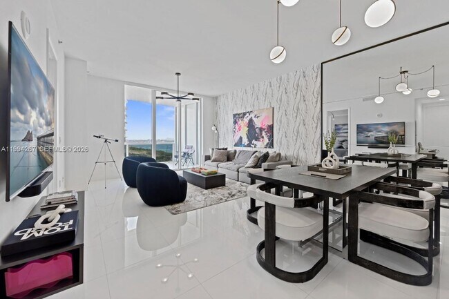 Building Photo - 15811 Collins Ave