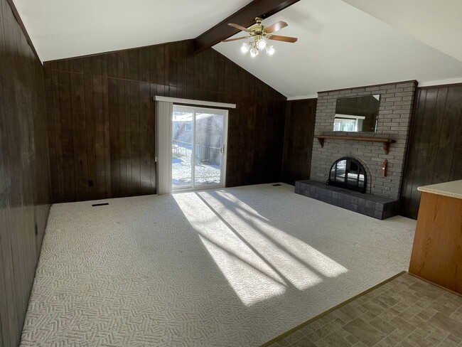 Building Photo - Sterling Heights - 3-Bedroom Ranch with Fa...