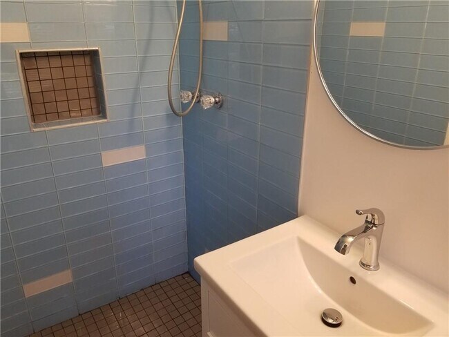 Building Photo - 2467 Woodside Way