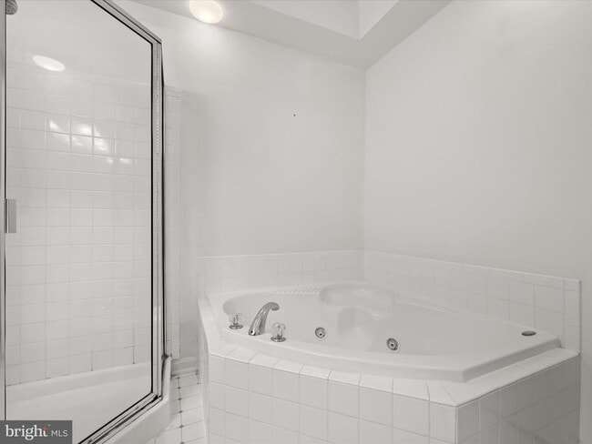 Building Photo - 10713 Symphony Way
