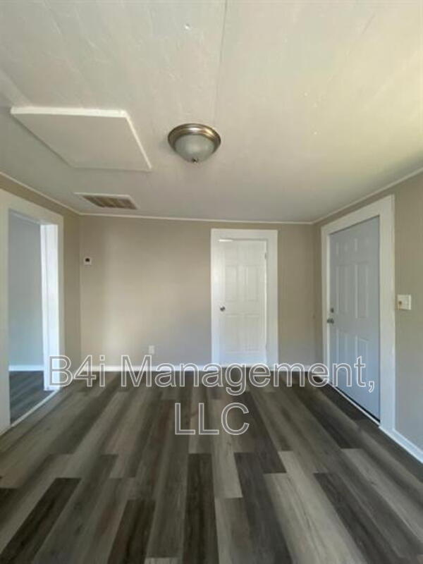 Building Photo - 108-108 De Groat St