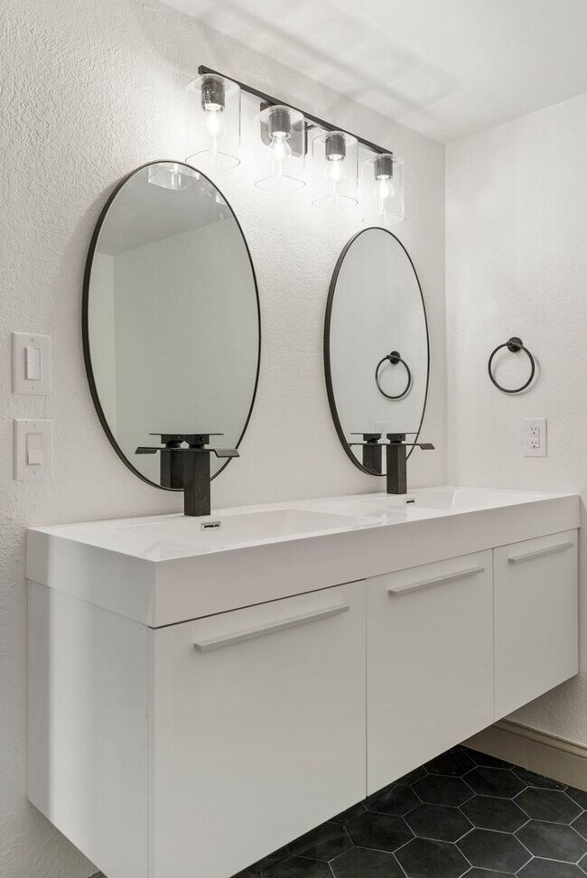 Building Photo - ONYX at 37th