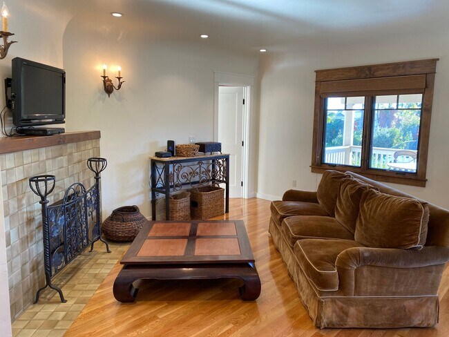 Building Photo - FLEXIBLE FULLY FURNISHED Point Loma Home! AC! All Utilities Included!