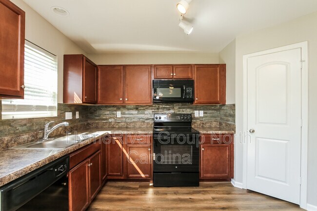 Building Photo - 213 Valerie Dr
