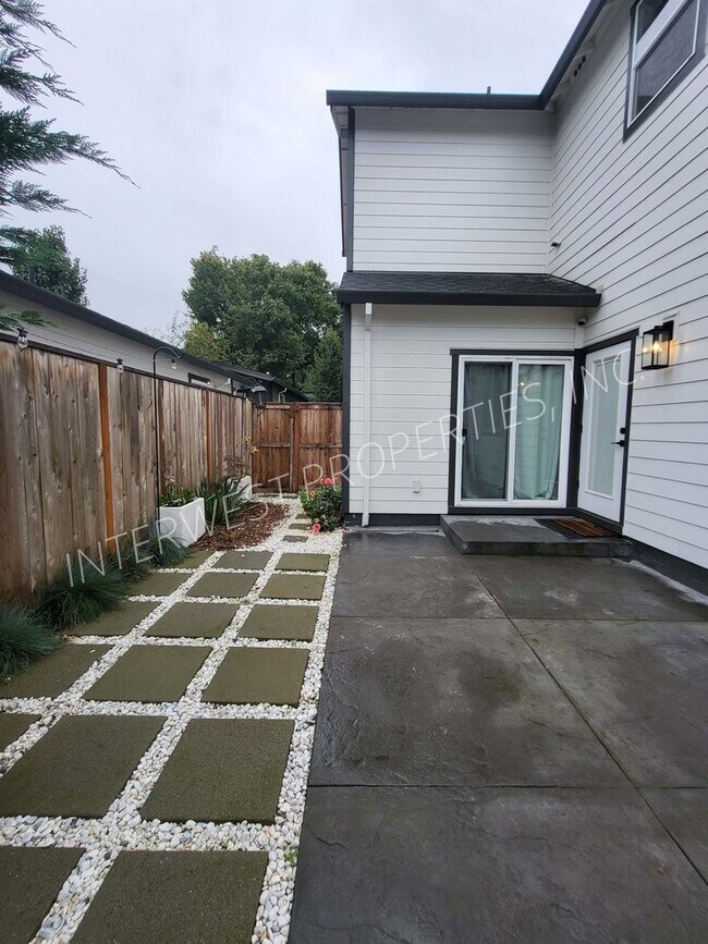Building Photo - 4 bd 3.5ba dream home in the heart of the Woodlawn District w/Washer/Dryer, Garage & Gas Fireplace!