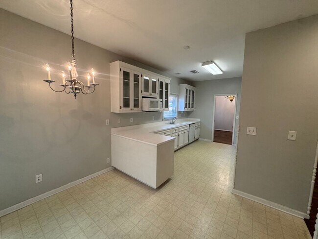 Building Photo - Lovely Cottage with Garden Courtyard