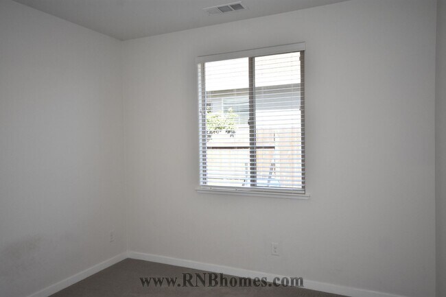 Building Photo - 5033 Fitzwilliam St