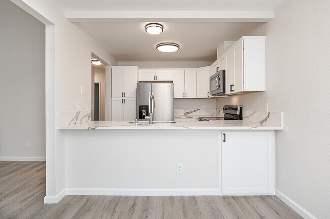 Building Photo - Newly remodeled upstairs condo in gated co...