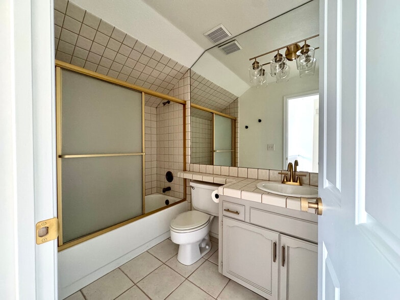 Upstairs second bath - 983 E Foxhill Dr