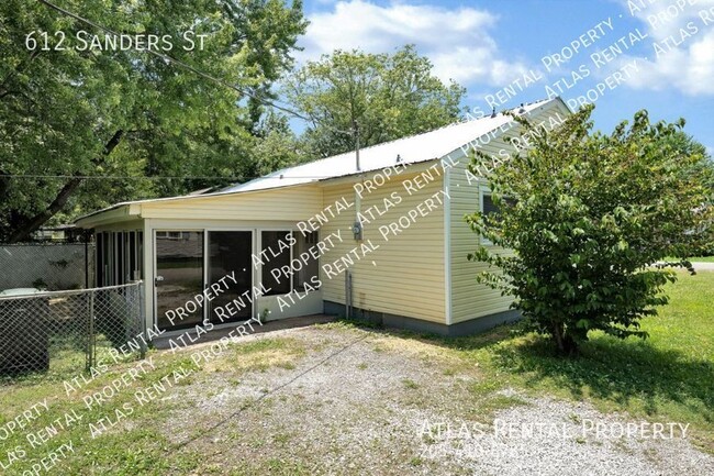 Building Photo - 612 Sanders St