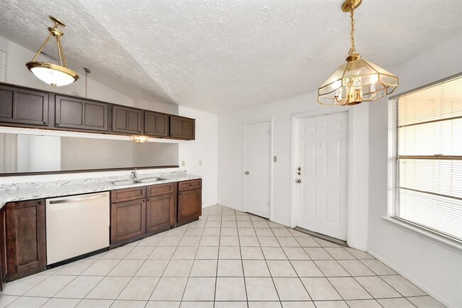 Building Photo - 13610 Piney Oaks Dr