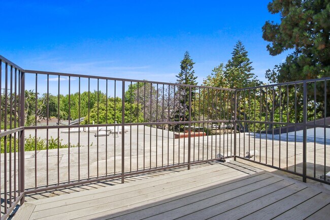 Building Photo - 3415 McLaughlin Ave in Mar Vista!  Steps t...