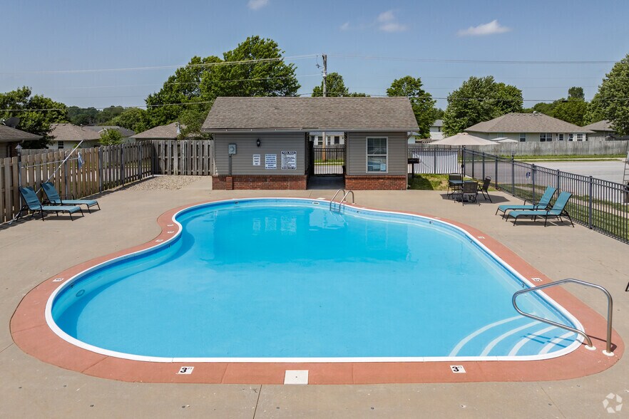 Pool - Oakwood Heights Townhomes
