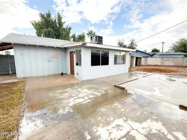 Building Photo - 348 E 8th Dr