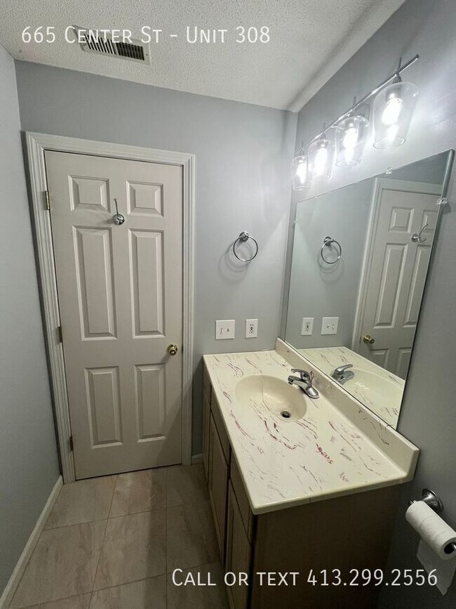 Building Photo - 665 Center St