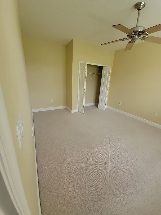 Building Photo - 3 Bedroom / 3 Bathroom - Tidelands