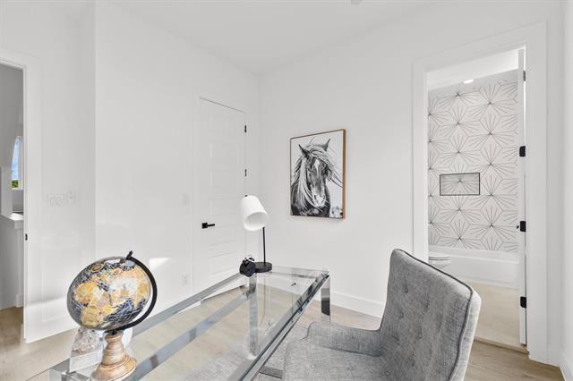 Building Photo - 723 W 10th St