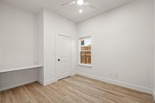 Building Photo - 808 W 10th St