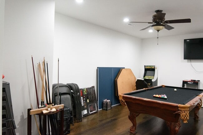 Building Photo - Luxury Living w/ Pool In Brentwood!