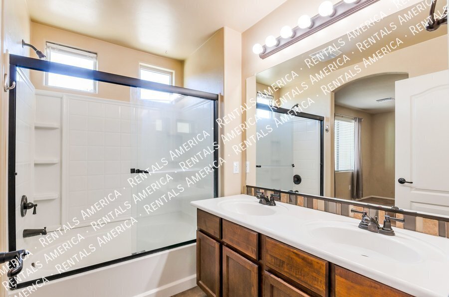 Building Photo - 3830 E 3rd St