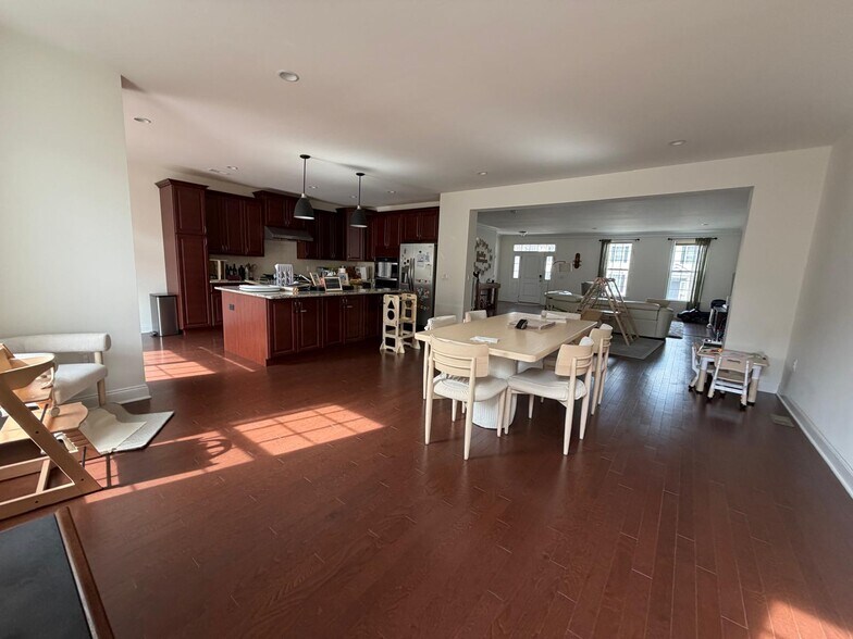 Building Photo - 18 Peacock Way