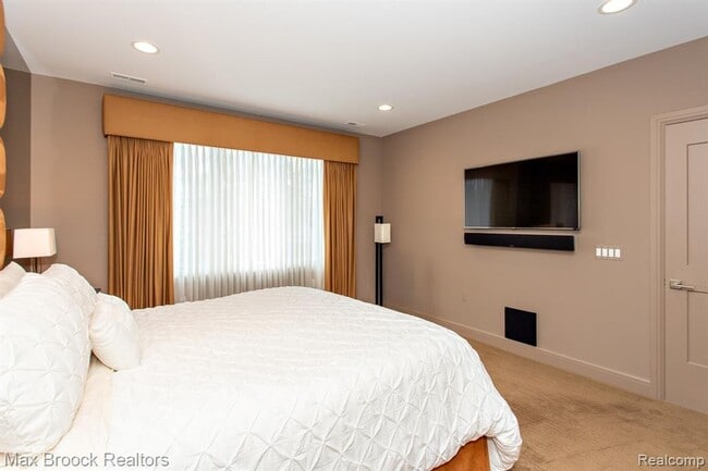 Building Photo - 25925 York Rd