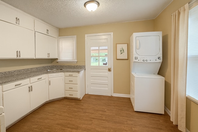 Building Photo - 517 E Rickenbacker Dr